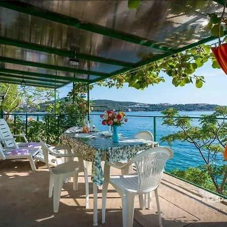 伊甸之海公寓 *